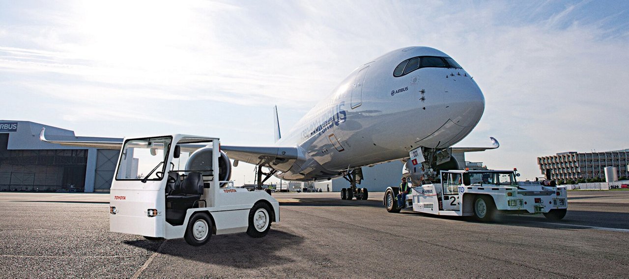 Gran tractor de remolque con avión