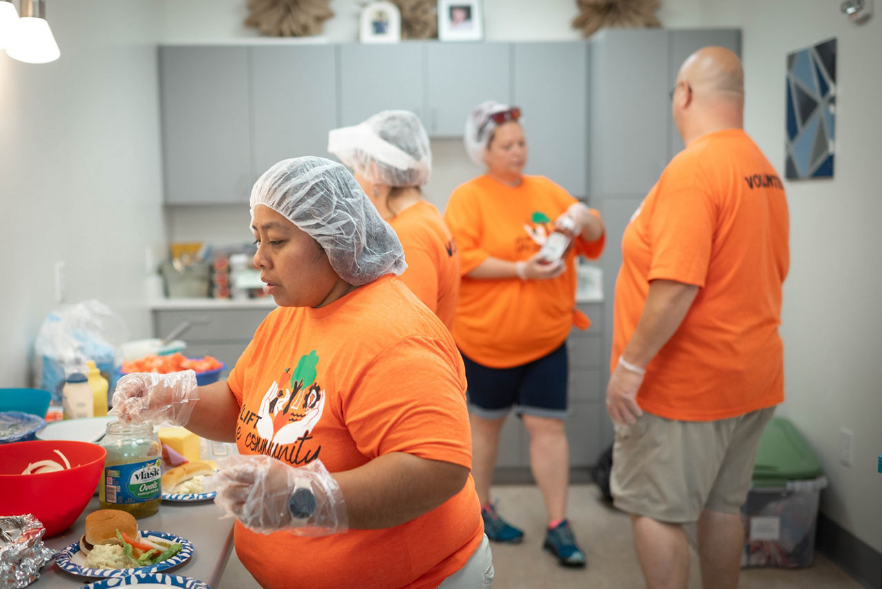 Empleados de TMH son voluntarios en Just Friends