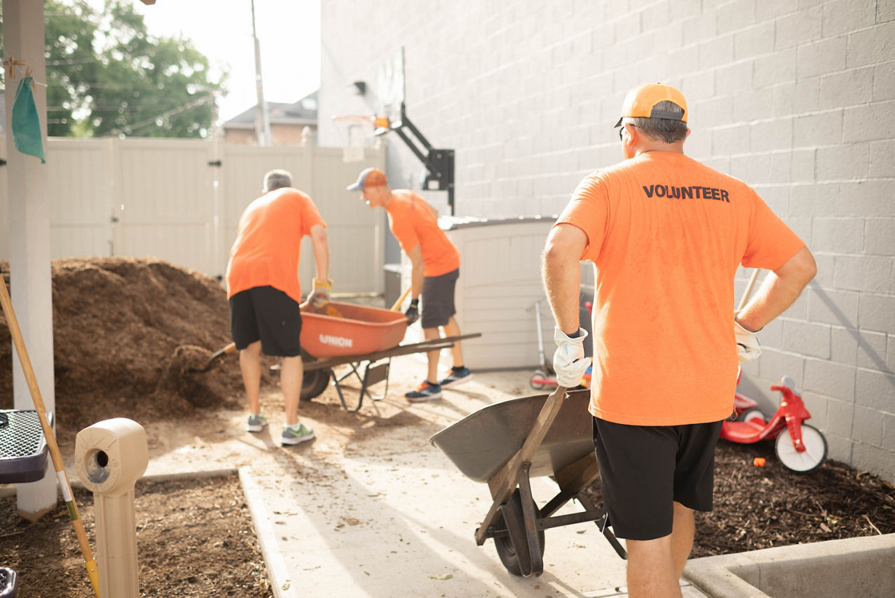 Los empleados de TMH se ofrecen como voluntarios en Turning Point